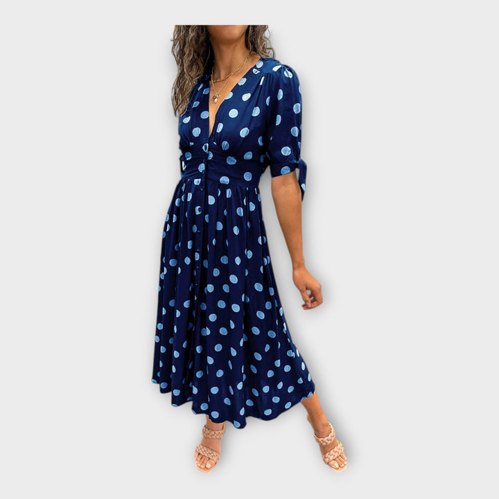 Elegantes Kleid mit modernem Muster und zeitloser Finesse