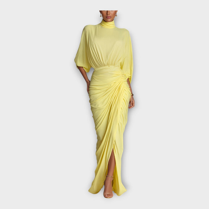 Langes Kleid mit eleganten Falten und raffiniertem Design