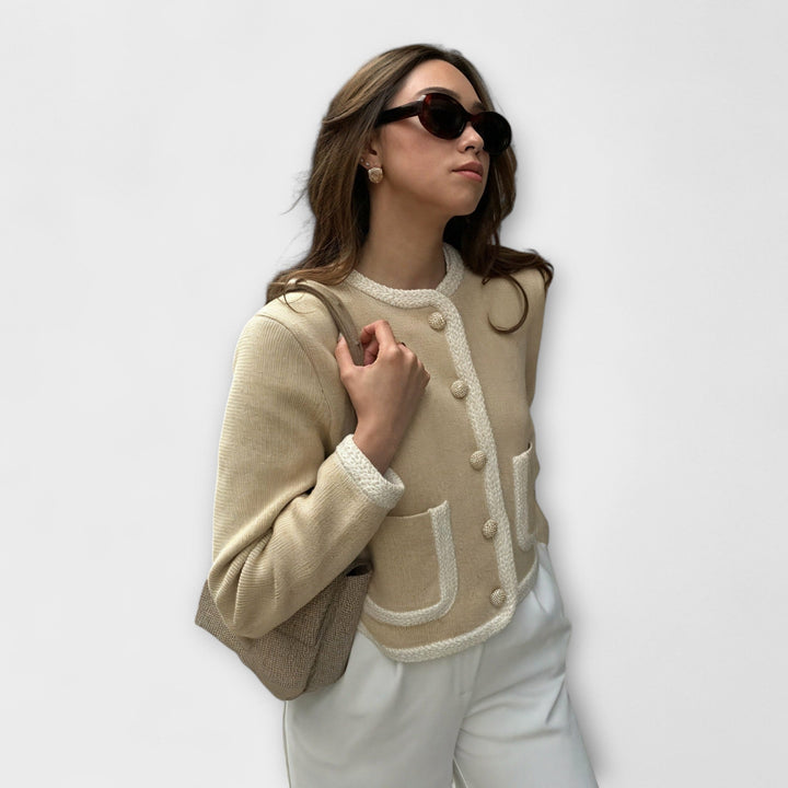 Klassischer Strickpullover mit dekorativen Taschen
