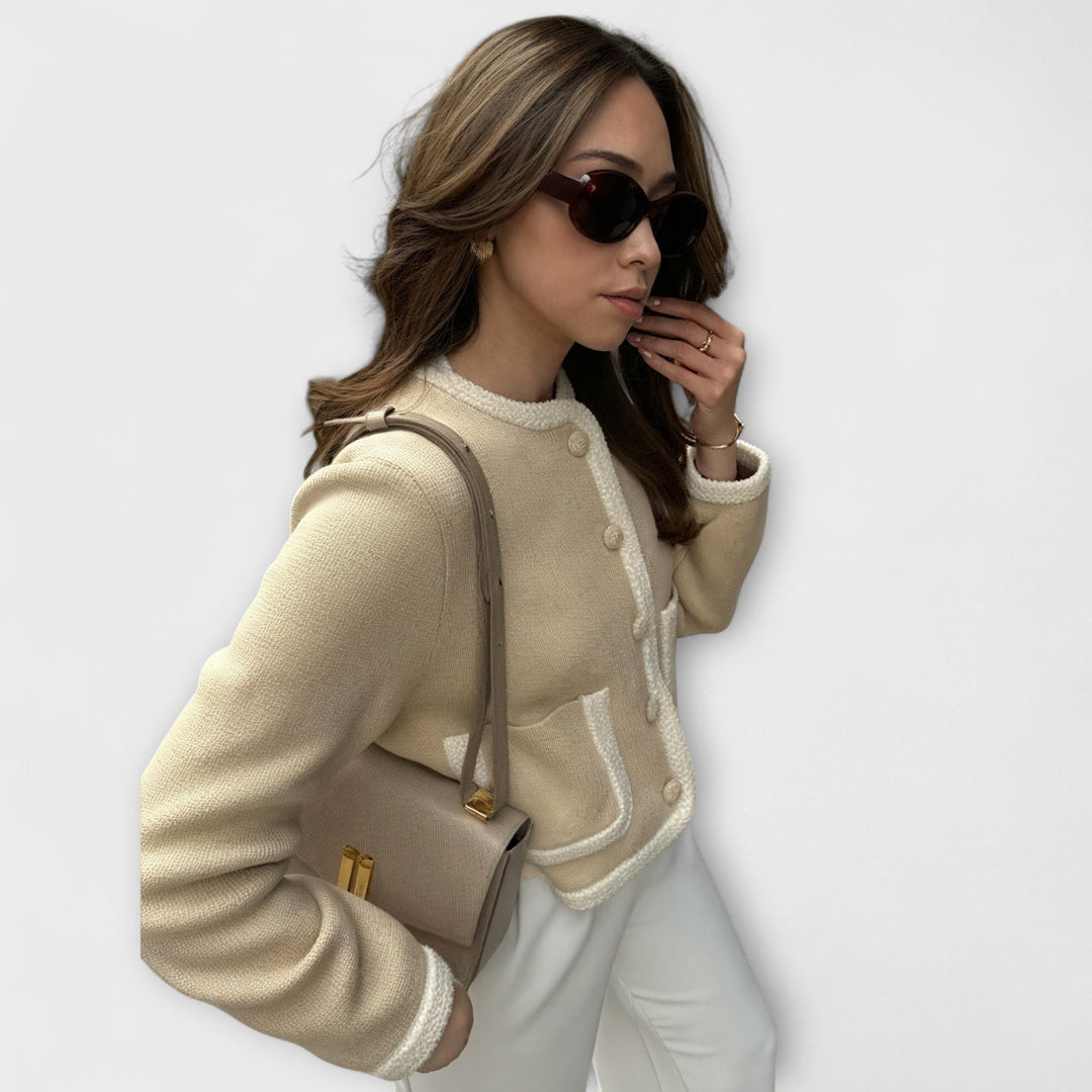 Klassischer Strickpullover mit dekorativen Taschen