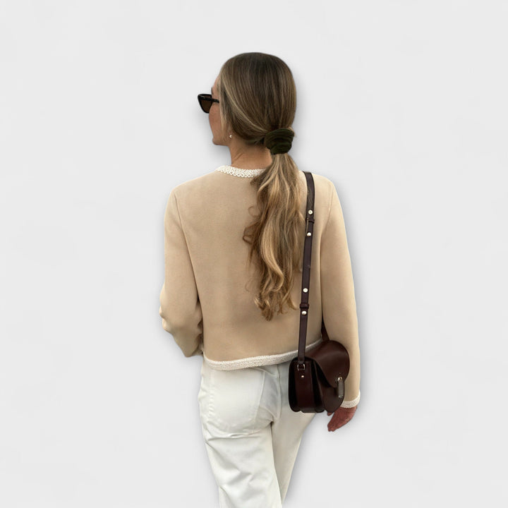 Klassischer Strickpullover mit dekorativen Taschen