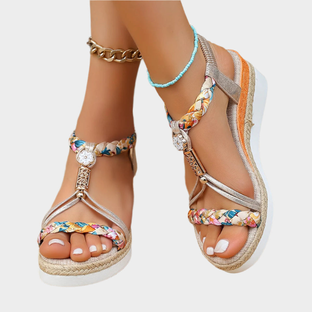 Sandalen mit bequemem Fußbett und Plattform