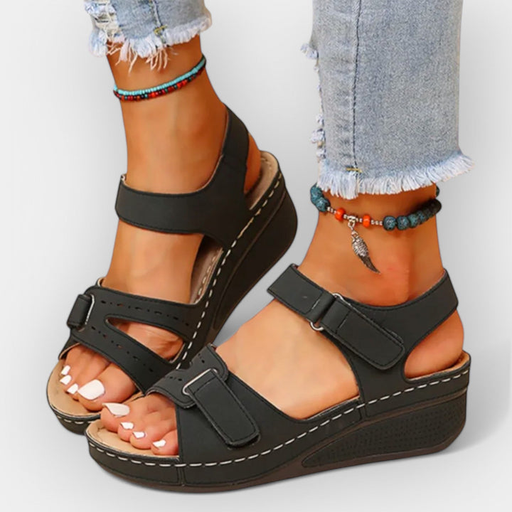 Stylische Sandalen mit elegantem Muster