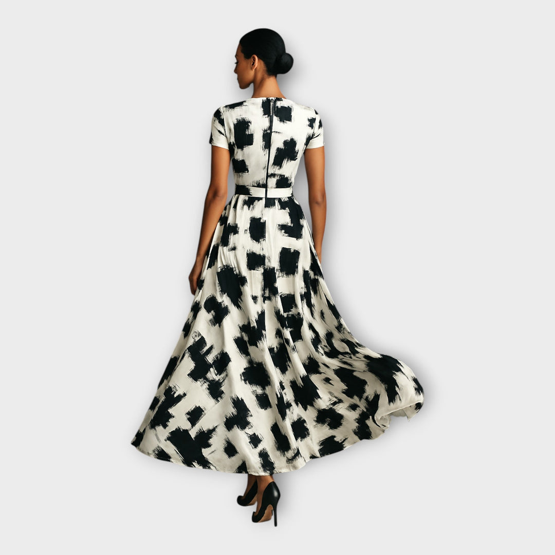 Langes Kleid mit künstlerischer Eleganz
