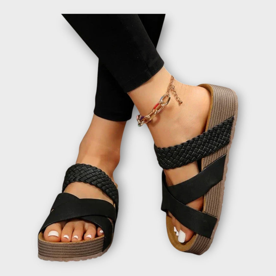 Plattformen mit Gewebten Details und Breitem Riemen