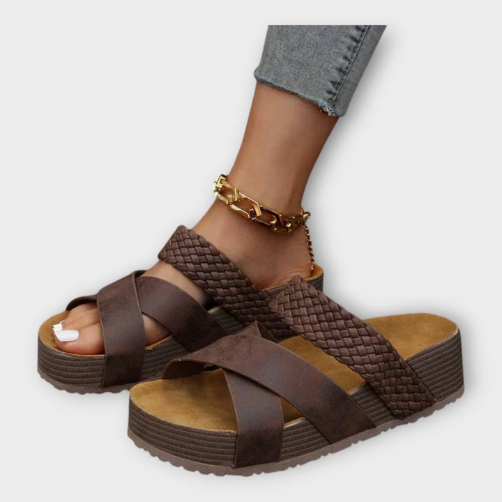 Plattformen mit Gewebten Details und Breitem Riemen