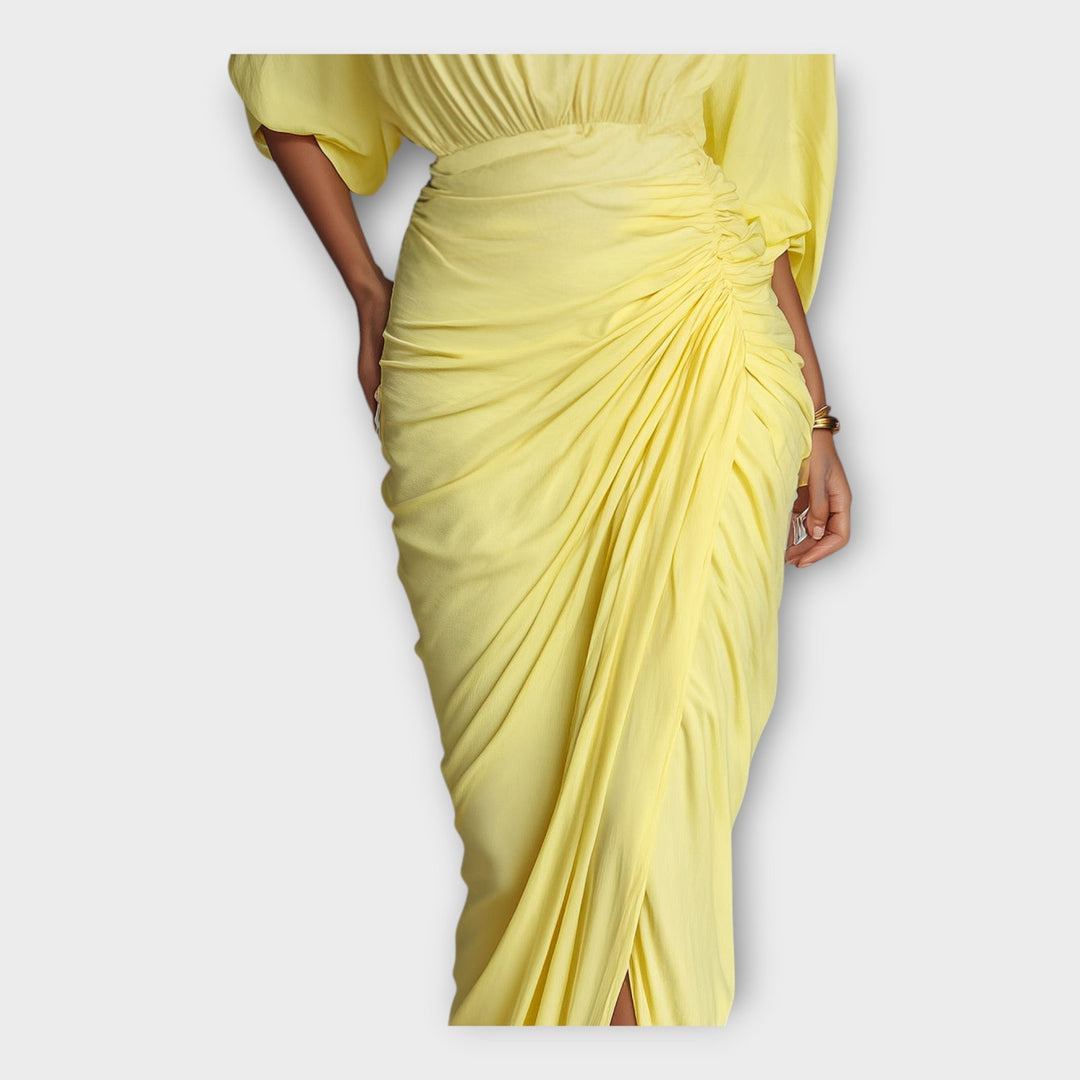 Langes Kleid mit eleganten Falten und raffiniertem Design