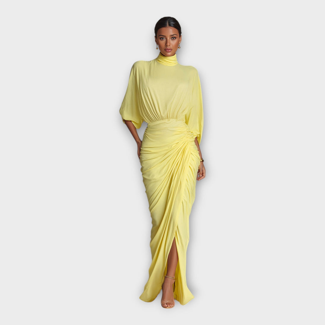 Langes Kleid mit eleganten Falten und raffiniertem Design