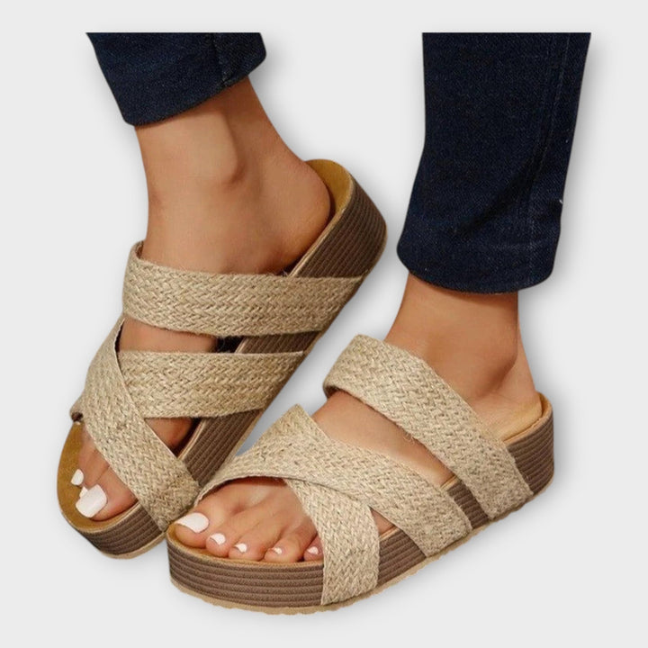 Plattformen mit Gewebten Details und Breitem Riemen